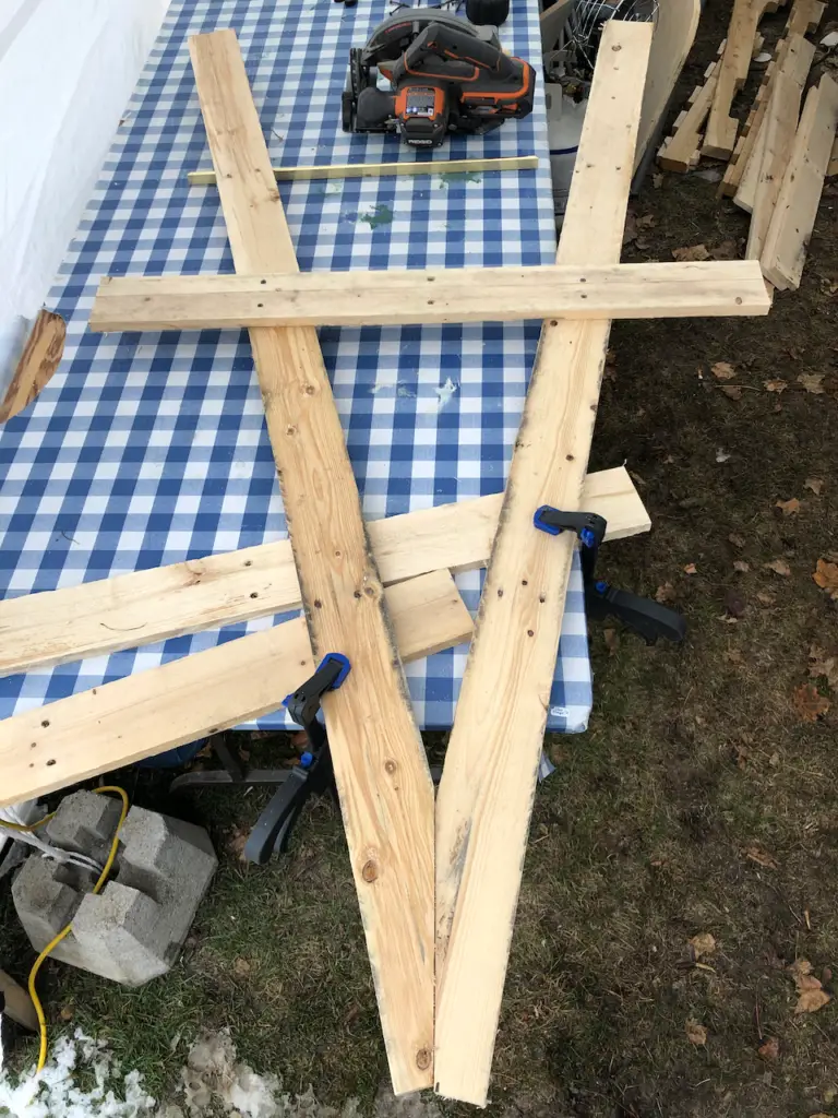 Wooden Pallet Easel DIY