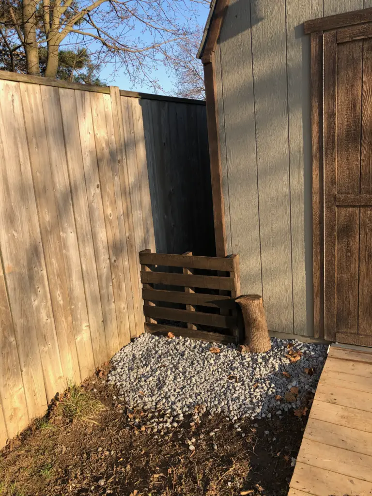 Make a fence out of a wood pallet Make a fence out of a wood pallet