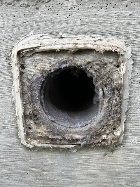 Dryer duct with lint buildup
